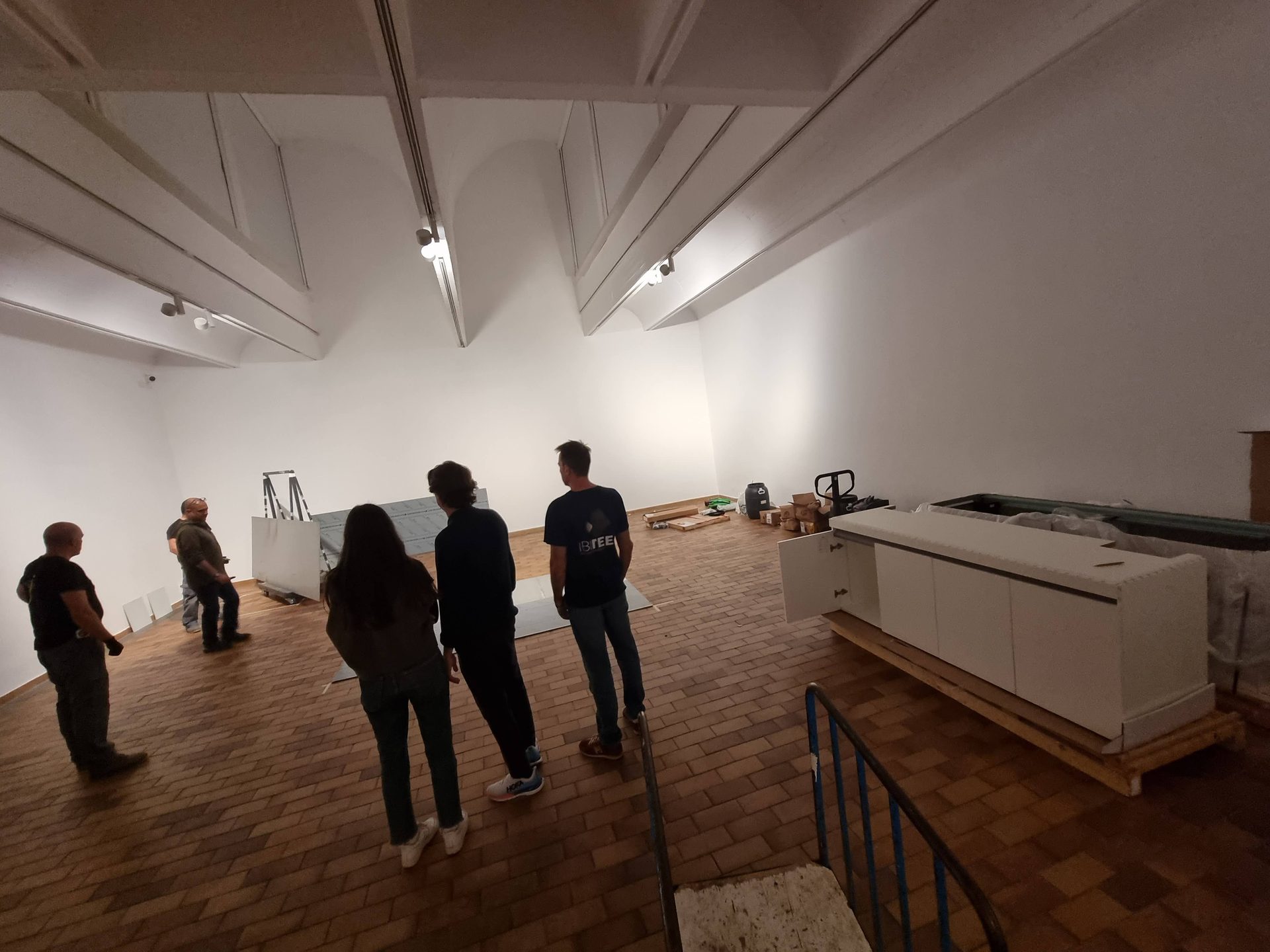 Montaje del acuario de agua fría en la Fundació Joan Miró
