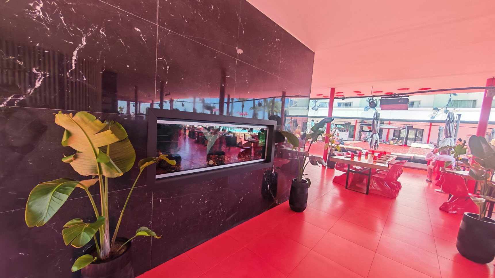 Gran acuario integrado en mármol en un restaurante