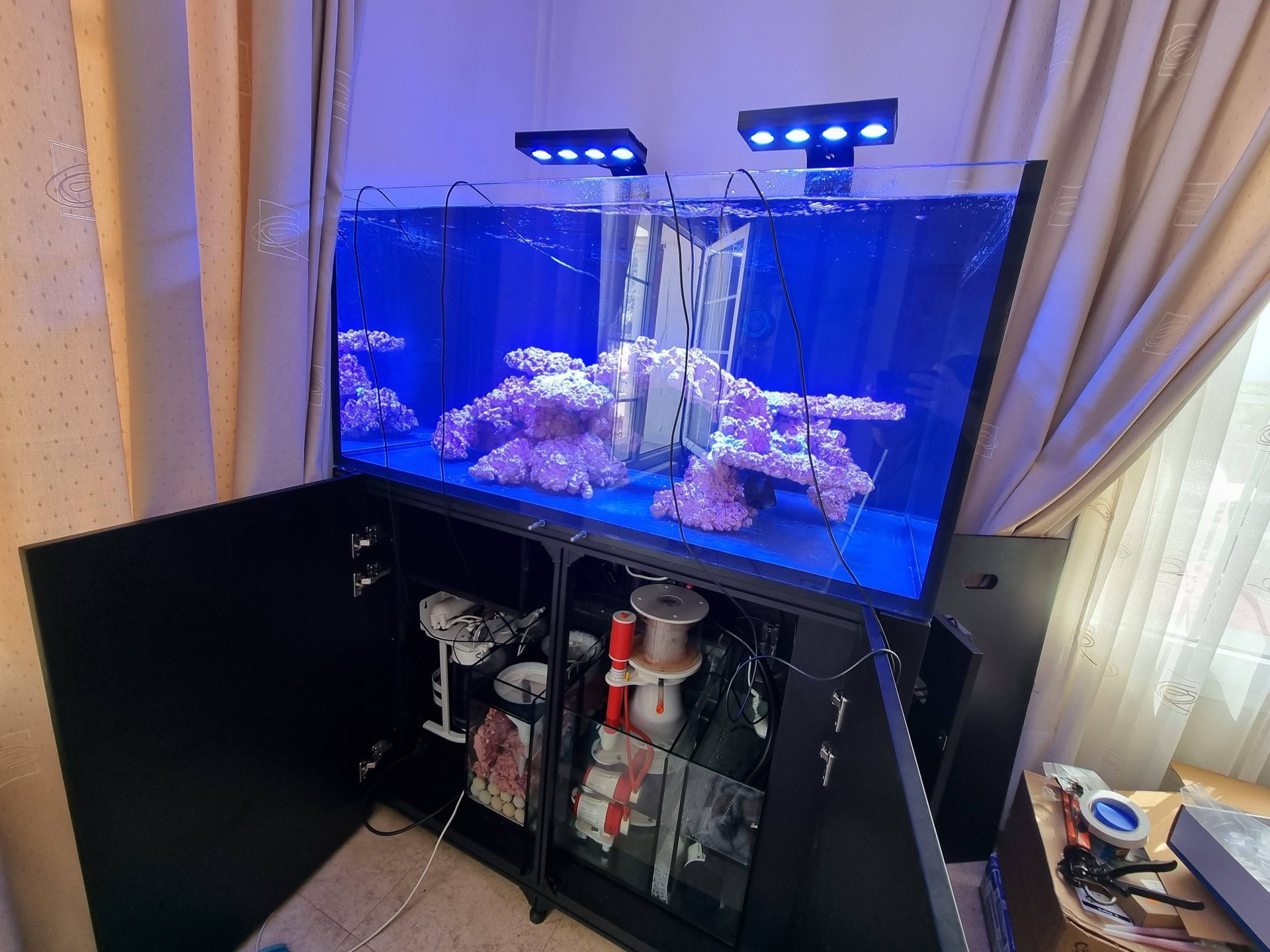 Detalle del montaje de un acuario marino